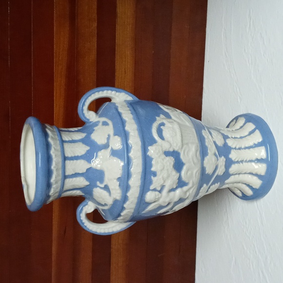 Cherub Porcelain Vase - Picture 4 of 7